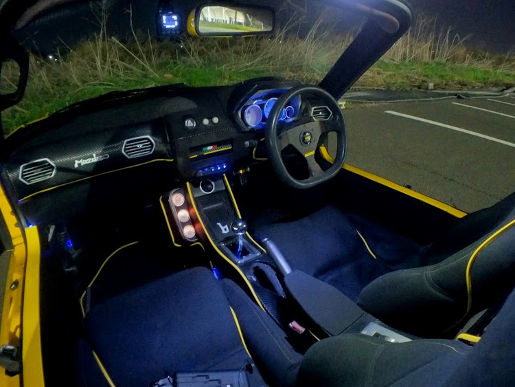 AZ-1の夜の車内空間・内装・内装カスタム・LEDイルミネーションに関するカスタム事例の投稿画像1枚目