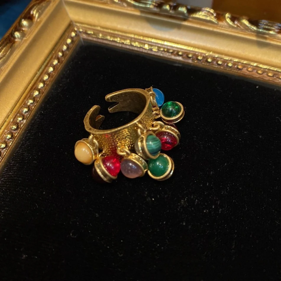 Multicolor natuurstenen ring, een stijlvol sieraad dat kleur en een unieke touch toevoegt aan je dagelijkse stijl, je schoonheid accentuerend.