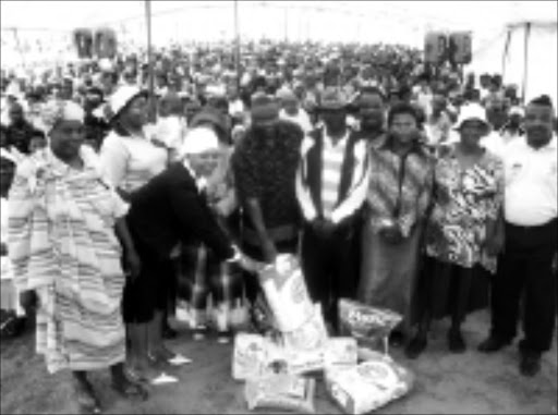 WELCOME OFFERINGS: Mpumalanga health MEC Fish Mahlalela, in blue shirt in the middle, handed over food parcels to about 1000 families in Brooklyn, Acornhoek. 18/12/08. © Sowetan.