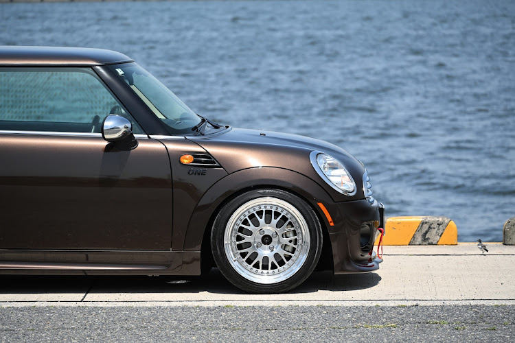 ミニのR56 MINI ONE・カメラ練習中📸・レアな純正パーツ・６月もよろしくお願いしますに関するカスタム事例の投稿画像1枚目