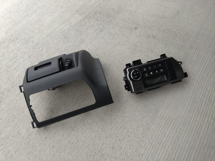レジアスエースバンのDIY・エアコンパネル加工・ガレージライフ・ちょうど良い明るさ💡・D-COAT SPLに関するカスタム事例の投稿画像1枚目