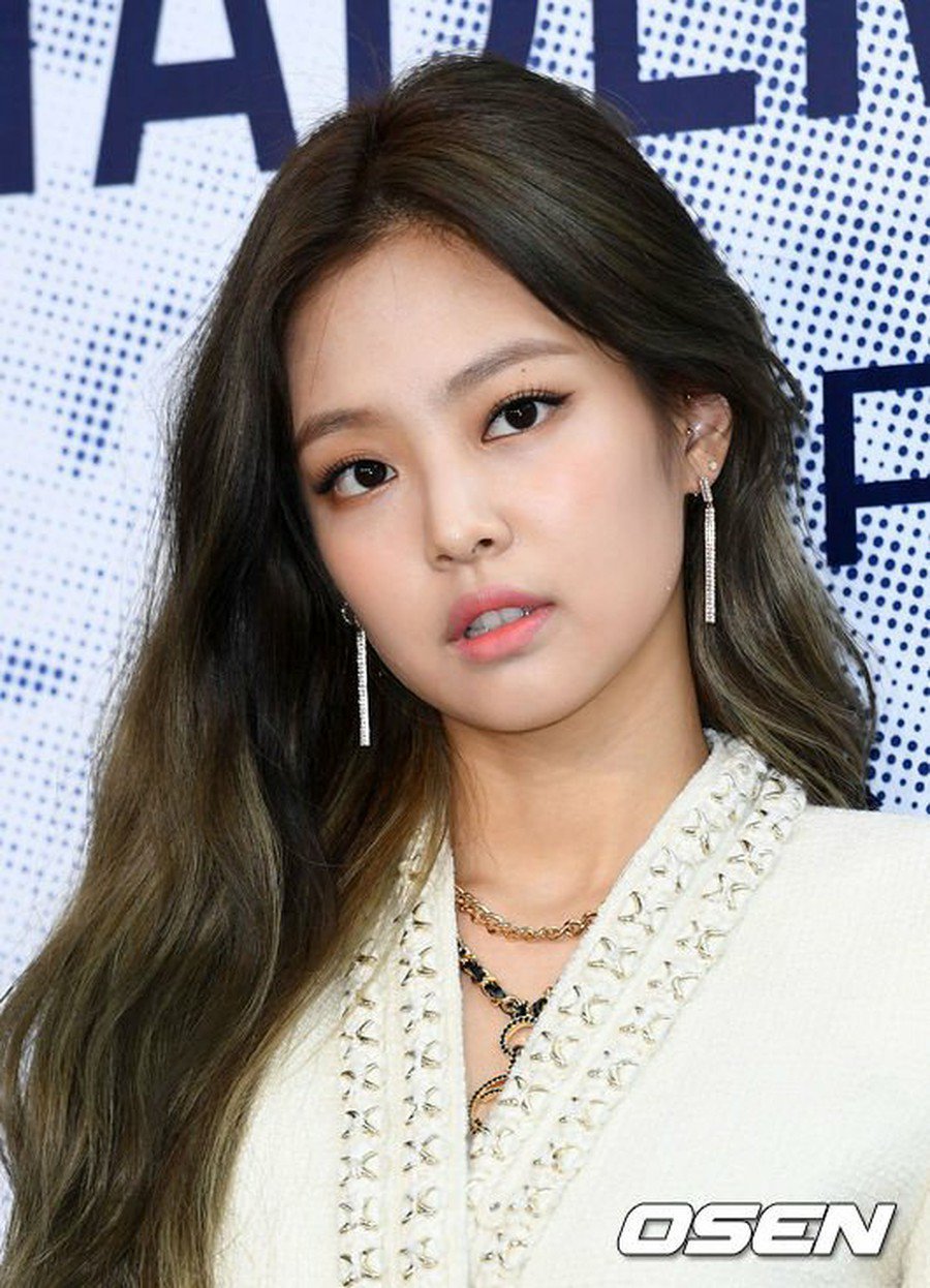 Just 12 Photos Of BLACKPINK's Jennie That Show Off Her Gorgeous Ear ...