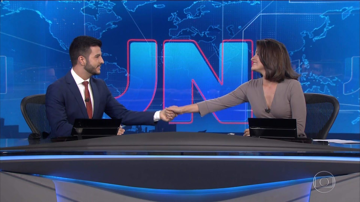 Matheus e Larissa minutos antes de terminarem o Jornal Nacional deste sábado (09) 