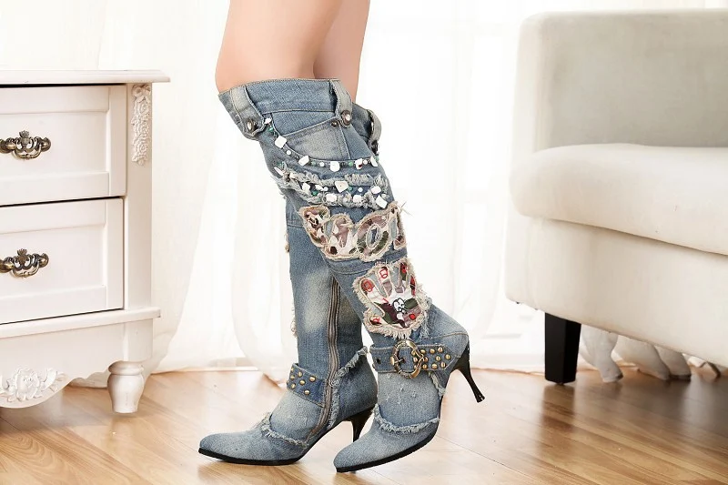 Escarpins en denim à talons aiguilles et perles pour femmes, style stiletto, pour un look tendance et sophistiqué.