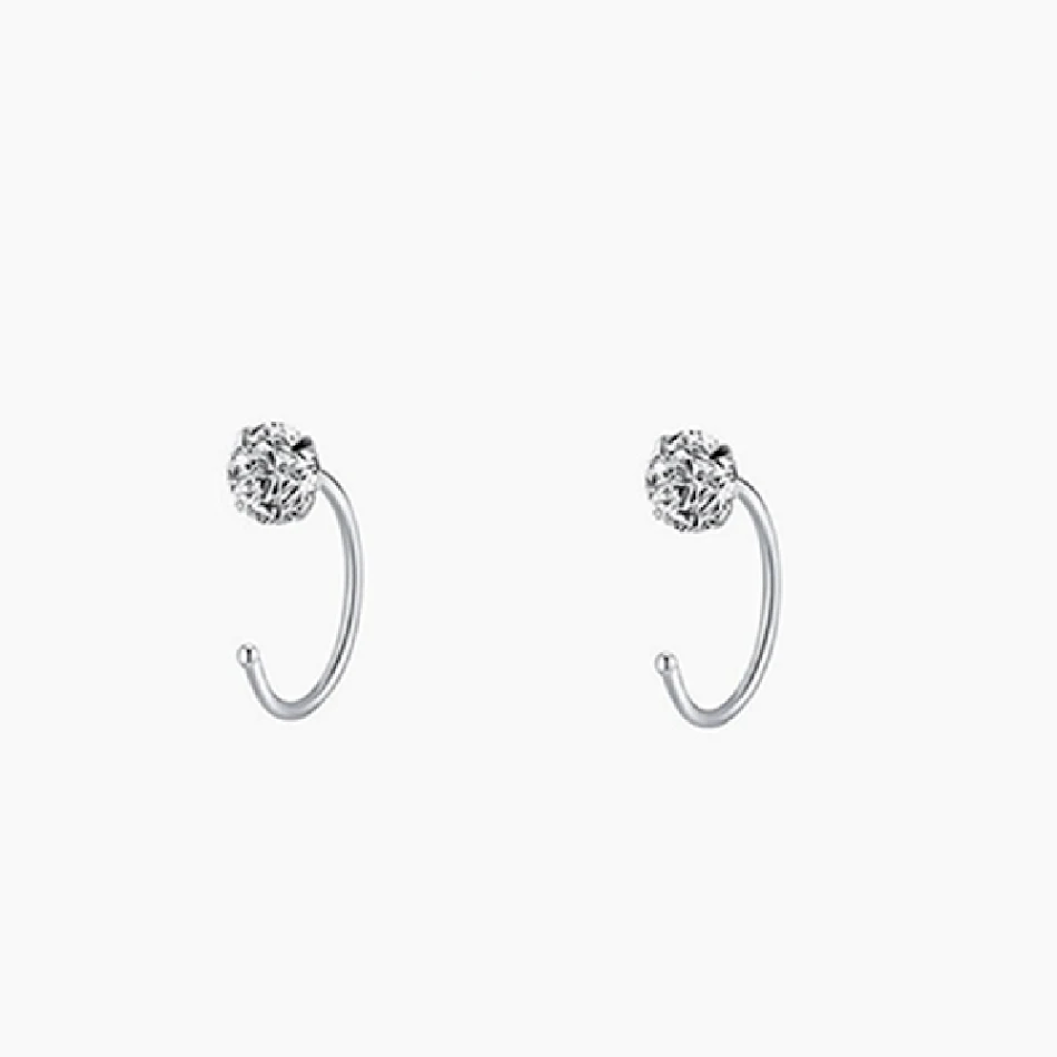 Boucles d'oreilles diamants étincelantes et tendance pour femmes. Sublimez votre élégance avec ces bijoux captivants. Un éclat incomparable à chaque instant.
