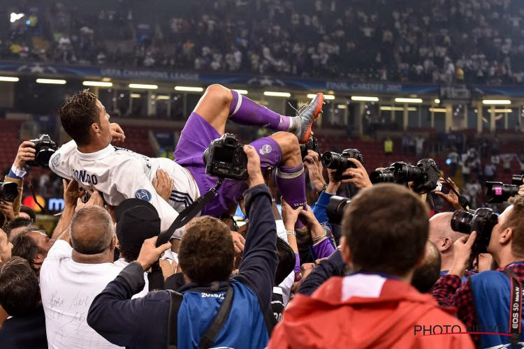 Fans en spelers Real Madrid moeten vechten met ... fotografen om te kunnen vieren