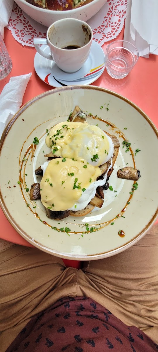 Hollandaise Mushroom Poached Eggs