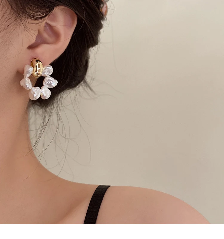 Boucles d'oreilles dorées pour femmes avec un design de cercle de perles irrégulières. Élégantes et parfaites pour toutes occasions.