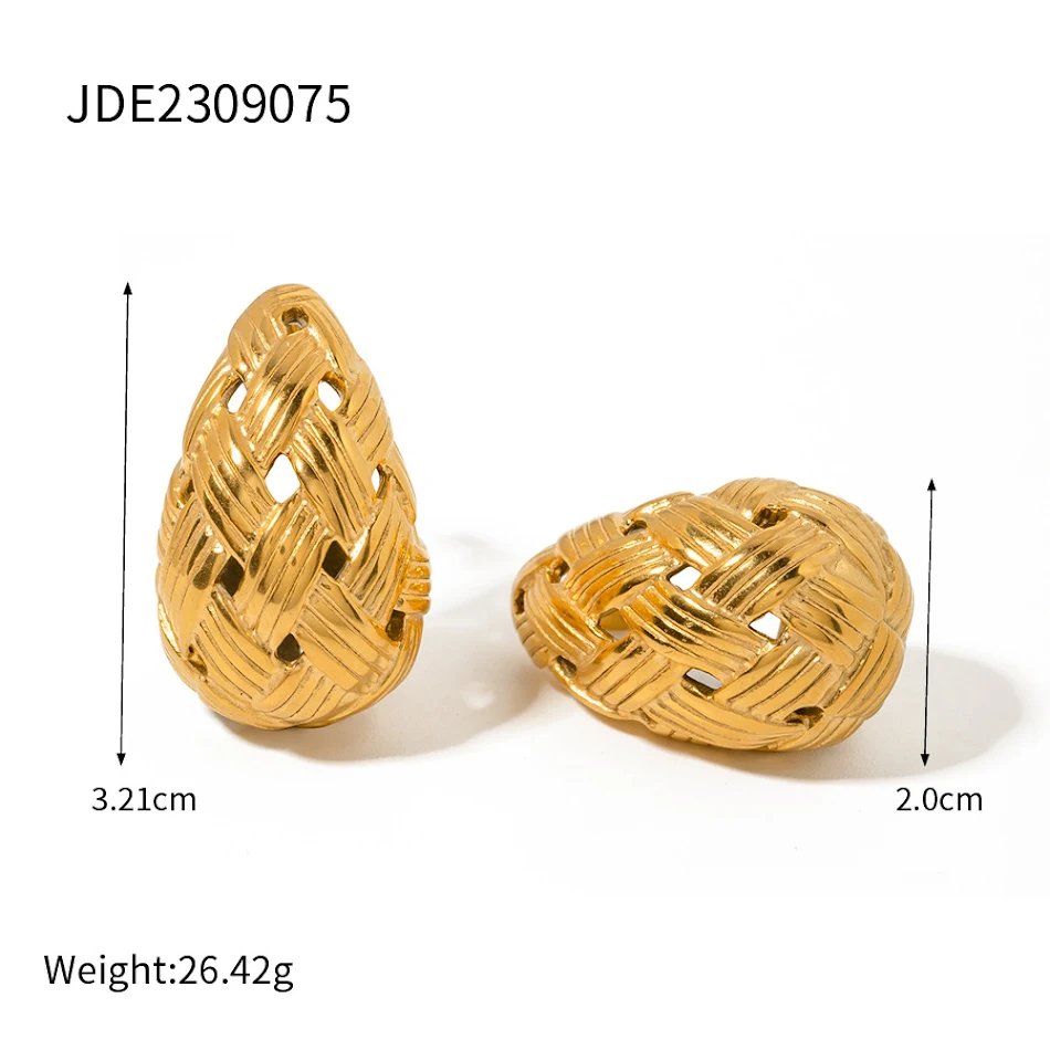 Geweven textuur waterdruppel titanium stalen gouden oorbellen. Stijlvolle oorbellen die perfect passen bij elke outfit en gelegenheid.