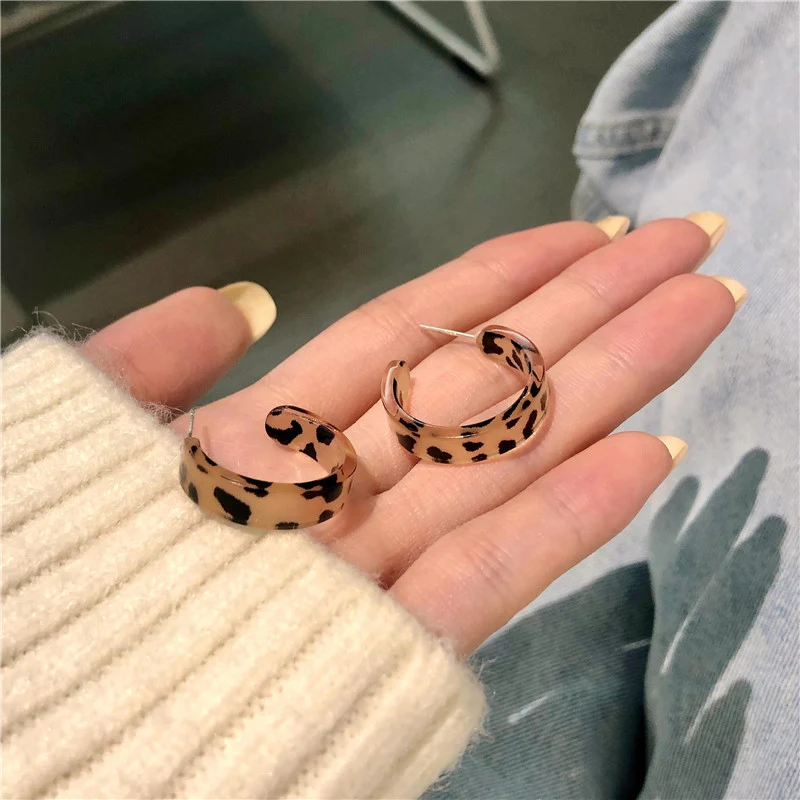Pendientes de botón con estampado de leopardo de plata de ley, nuevos y modernos, ideales para otoño e invierno.