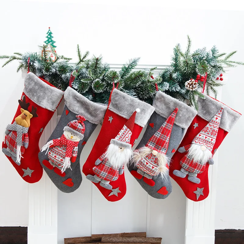 Enorme meia de Natal com design de velho sem rosto. Ideal para presentes e decoração natalina. Traga alegria para sua casa.