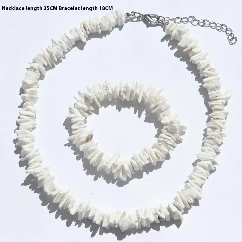 Ensemble collier et bracelet coquillages cassés couleur irrégulière pour la plage. Bijoux bohèmes uniques et naturels.