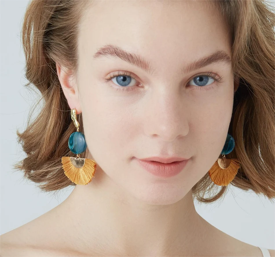Boucles d'oreilles femme S925 en résine et argent avec pompon en forme d'éventail. Légères et élégantes, parfaites pour rehausser votre style.
