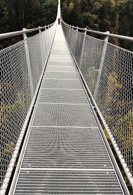 I confini? Le sponde del ponte sospeso! di Inge