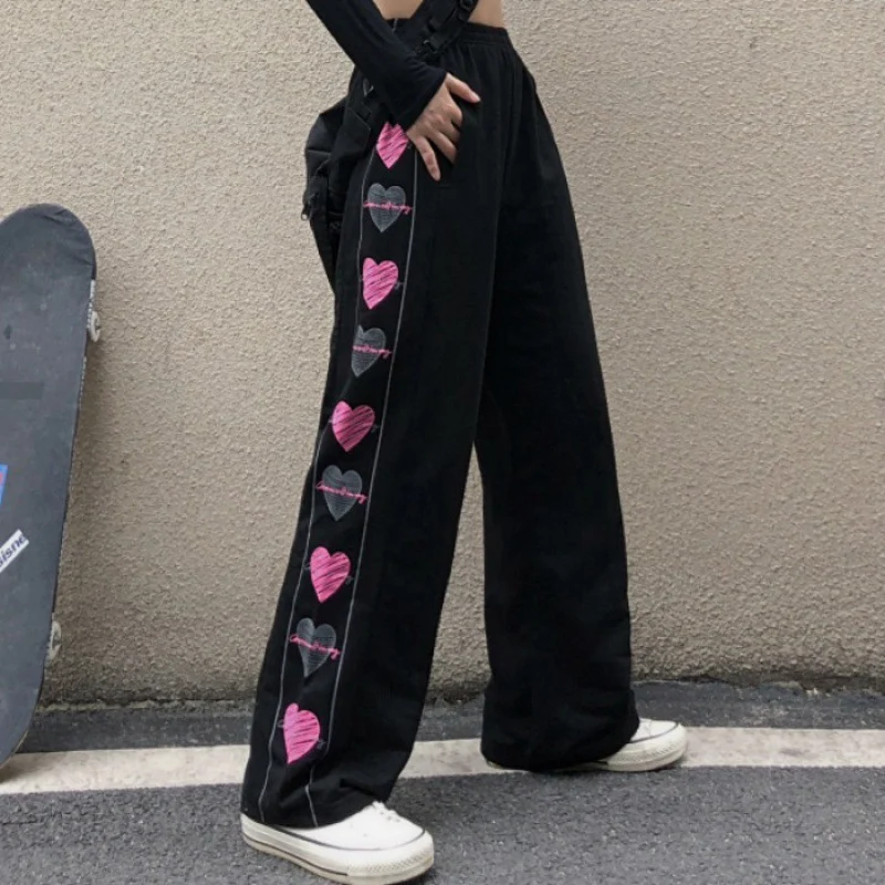 Core Graffiti All-Matching broek met wijde, rechte pijpen. Perfect voor elke outfit, combineert comfort en stijl moeiteloos.