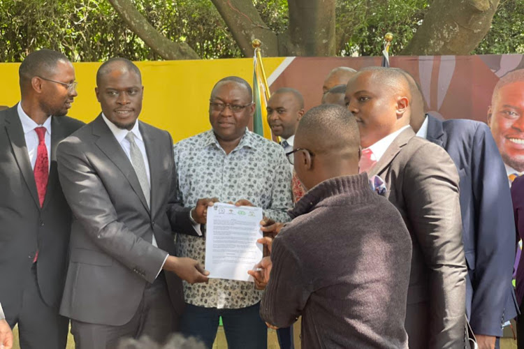 Nairobi Senator Johnson Sakaja with KUN Nairobi Branch Secretary Boaz Onchari during the meeting on Tuesday.