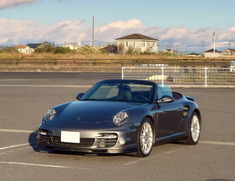 911 カブリオレのポルシェ・911・911ターボ・冬の空と愛車に関するカスタム事例の投稿画像1枚目