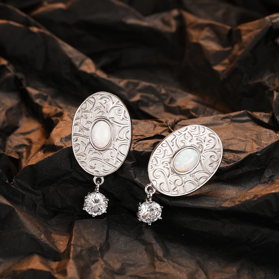 Boucles d'oreilles vintage en zircon massif exagérées. Sublimez votre style avec ces boucles d'oreilles spectaculaires pour toutes occasions.
