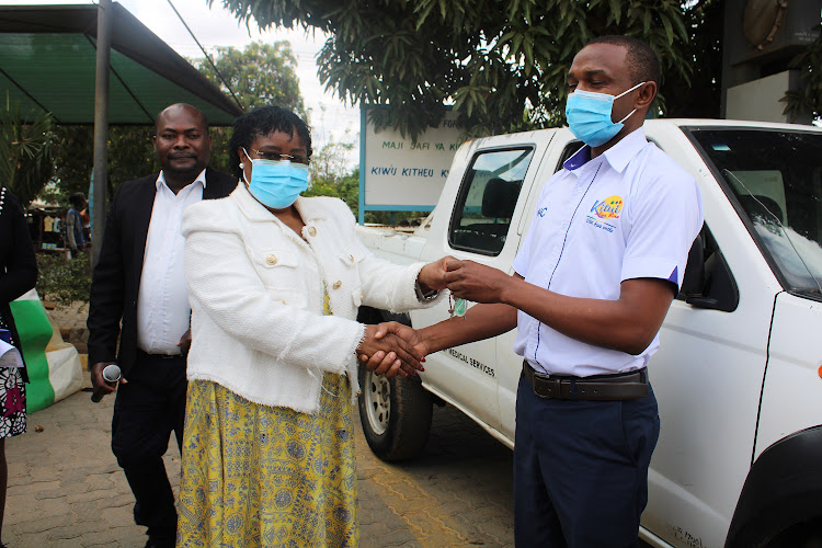 The Kitui Health CECM Winnie Kitetu hand car keys to head of the Kitui hospital blood donation Joseph Ndolo