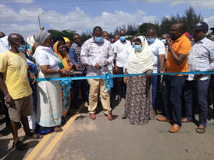 Governor Salim Mvurya and his Deputy Fatuma Achani commission the Mvindeni-Lofta beach road in Msambweni on December 30.