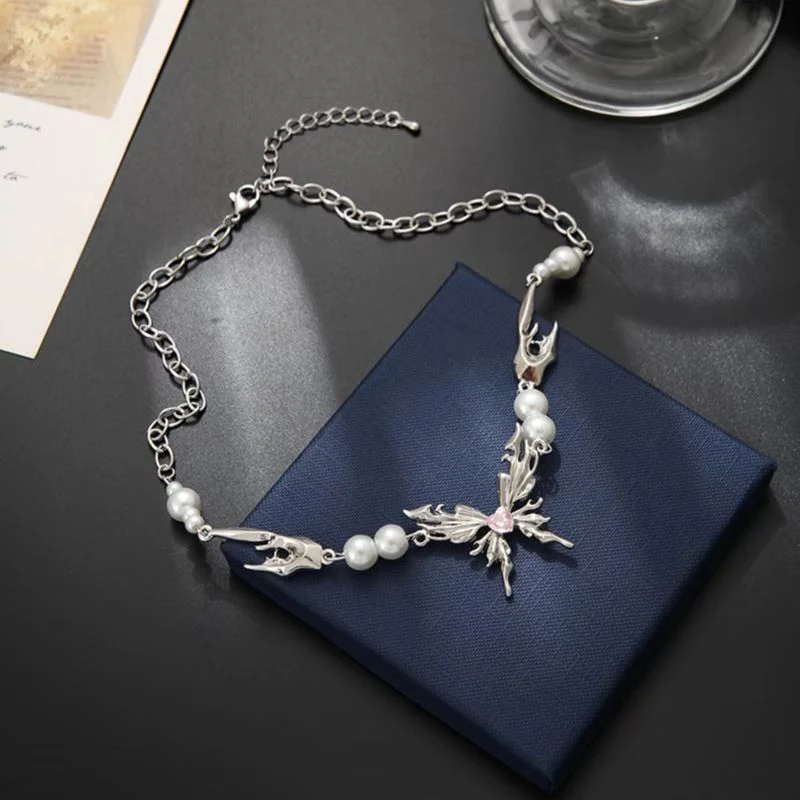 Collier perles ailes de papillon design éthéré français, un bijou sublime pour une allure féerique et romantique, parfait pour sublimer.