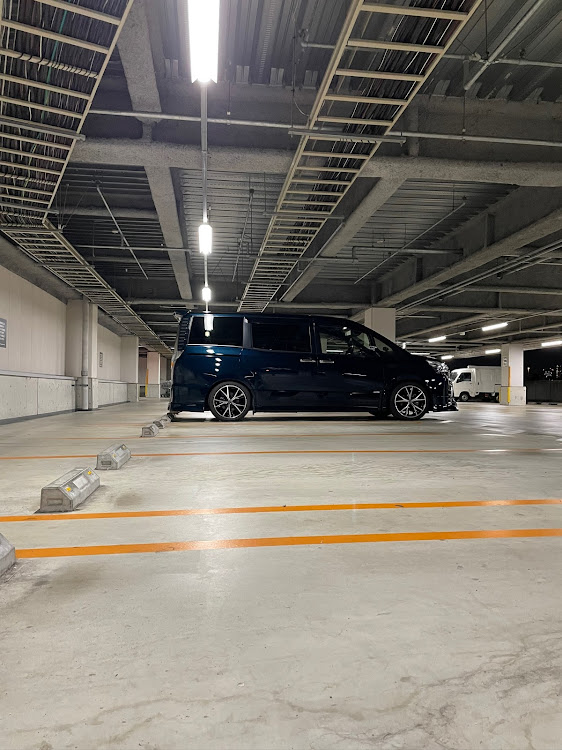 ヴォクシーのブラキッシュアゲハガラスフレーク・いつもありがとうございます・立体駐車場・愛車の一番好きな角度・Liberdadeに関するカスタム事例の投稿画像4枚目
