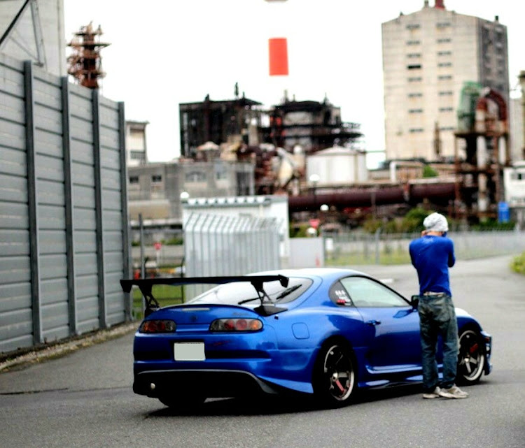スープラのブライアン・雨の撮影会・秋の交通安全週間・秋の気配に関するカスタム事例の投稿画像1枚目