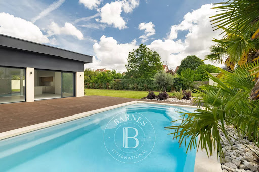 Villa with pool and garden 2