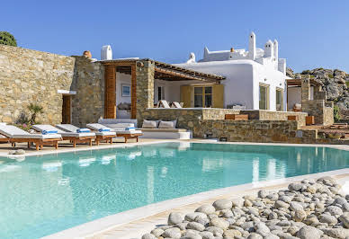 Seaside villa with pool 4