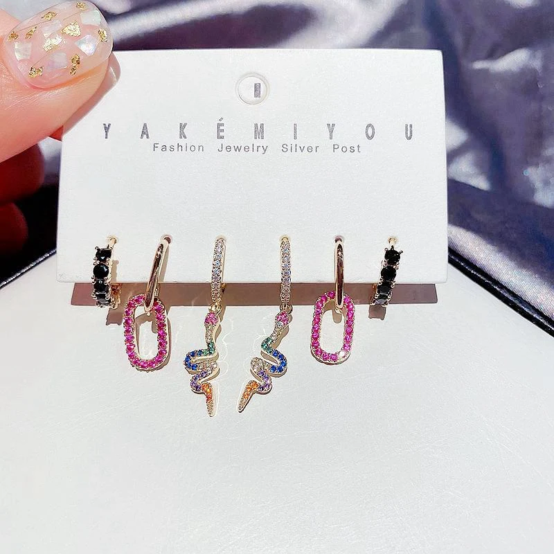 Geometrische slangen oorbellen met micro-ingezette gekleurde zirkonium, voor een stijlvolle uitstraling en een vleugje kleur en elegantie.