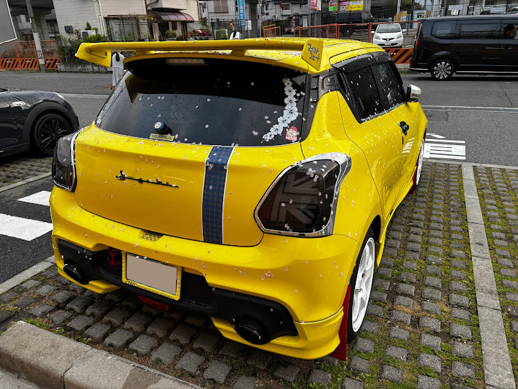 スイフトスポーツの桜吹雪・花びらまみれ・桜コラボ・桜と愛車・通勤に関するカスタム事例の投稿画像1枚目