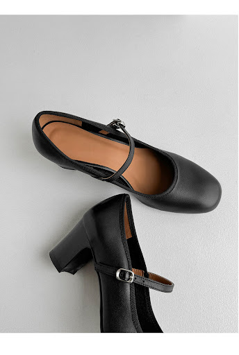 Title 20, French Retro Top Layer Cowhide High Heels. Expe...