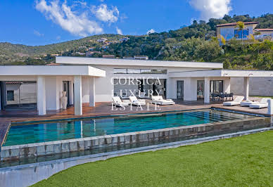 Villa with pool 3