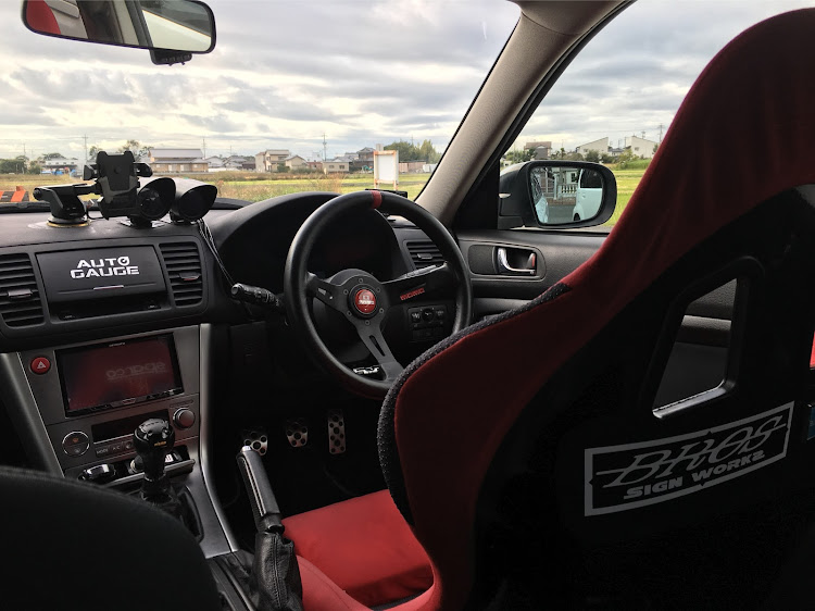 レガシィB4の車内・スパルコ・MOMOステ・オートゲージに関するカスタム事例の投稿画像1枚目