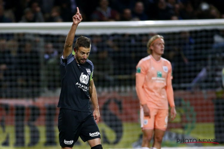 Lof voor speler Eupen, maar miljoenenaankoop Anderlecht moet het ontgelden: "Hij loopt er maar wat bij, maar doet eigenlijk niets"