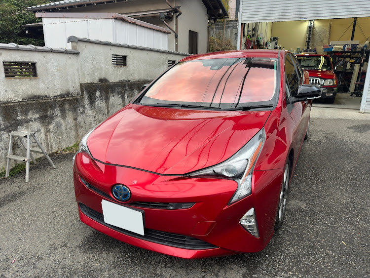 SPARKLEさんが投稿した50プリウス　レッドブルーフィルム施工・#東京　町田　ゴーストフィルム　施工・ゴーストフィルム・プリウス　フィルムに関するカスタム事例の投稿画像2枚目