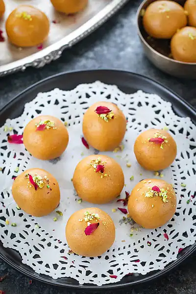 Desi Ghee Besan Ladoo