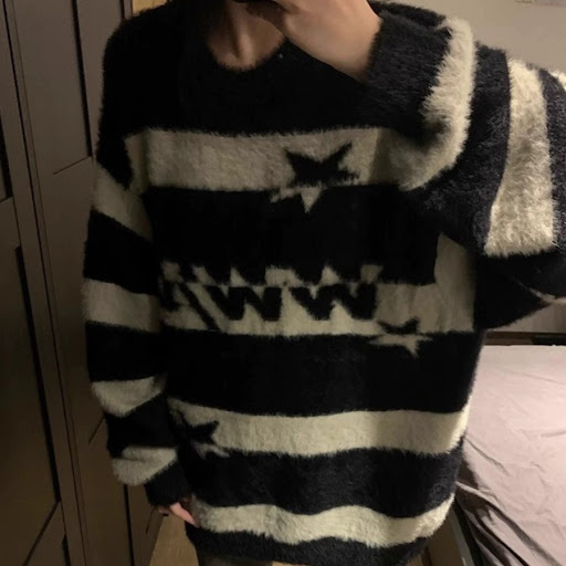 Title 4, Female students loose and versatile top for au...