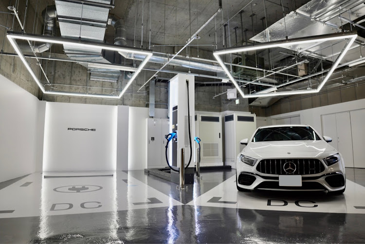 Aクラス ハッチバックのAMG・駐車場にて・ショールーム風に関するカスタム事例の投稿画像2枚目