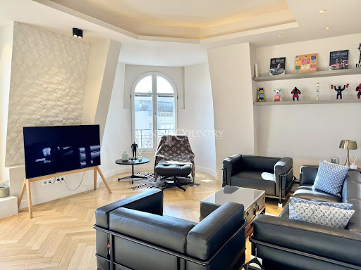 Modern living room with black sofas and wood floor - Luxury property for sale in Cannes, 3 rooms, 2 bedrooms