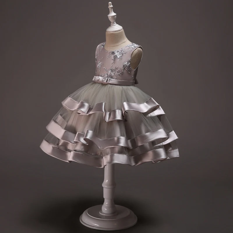 Title 8, Vestido de show bordado sem mangas com mangas b...