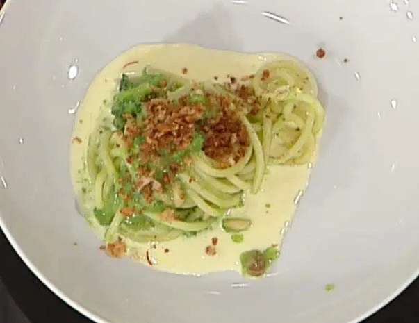 Bucatini con broccoli, uvetta e pane alla cannella