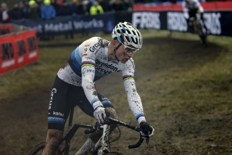 Snelle omloop op WK moet Mathieu van der Poel iets beter liggen: "Maar wat lastiger niet erg om verschil te maken"