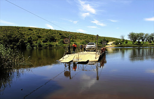 A vehicle crosses the Breede River on the Malgas pont.