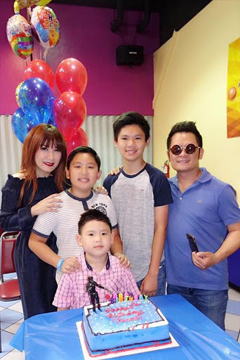 Hằng năm, mỗi khi đến sinh nhật của các con, “gia đình” 5 người vẫn vui vẻ xuất hiện chung khung hình kỷ niệm.