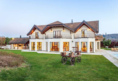 Maison avec piscine et jardin 15