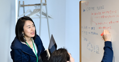 Pair writing on whiteboard, Growth Academy, Tokyo programs, Campus Tokyo, Google for Startups