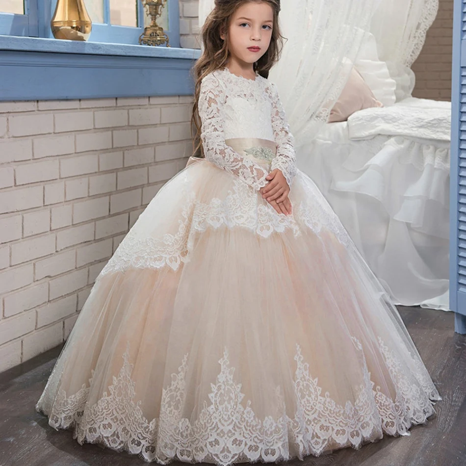 Bruidsmeisjesjurk met dubbele kanten lange mouwen en pettiskirt, ideaal voor bloemenmeisjes, stralend op de bruiloft.