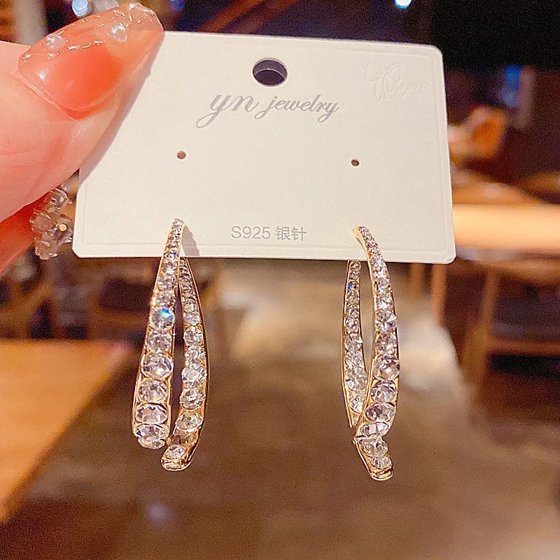 Sterling zilveren kruis oorbellen, eenvoudig modieus ontwerp, strass steentjes, geometrisch gebogen, voor dames, perfecte net rode look.