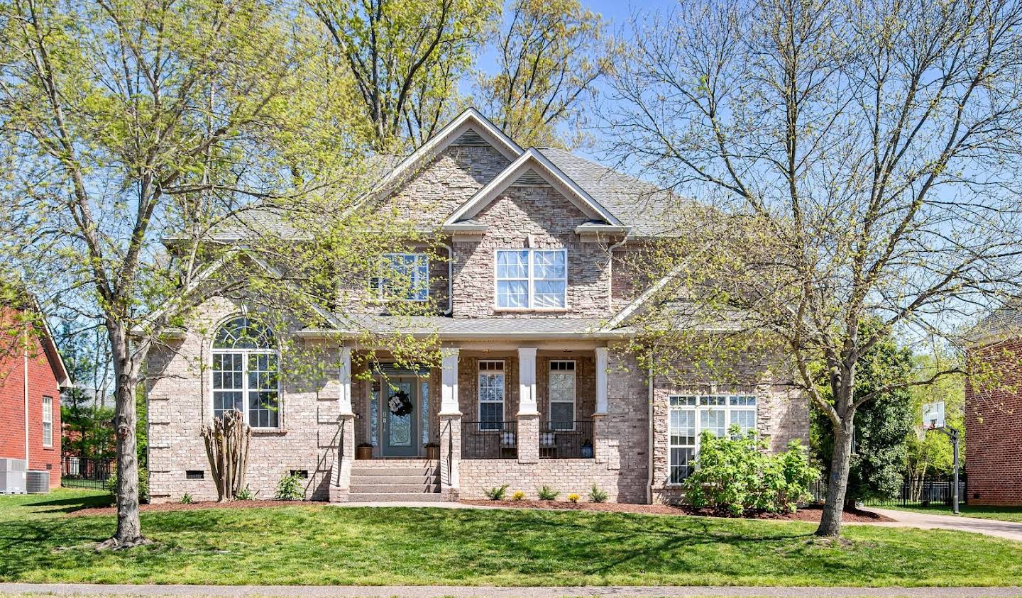 House with pool and garden Spring Hill